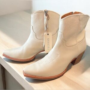 NEVER WORN Tecovas “The Daisy” White Boots